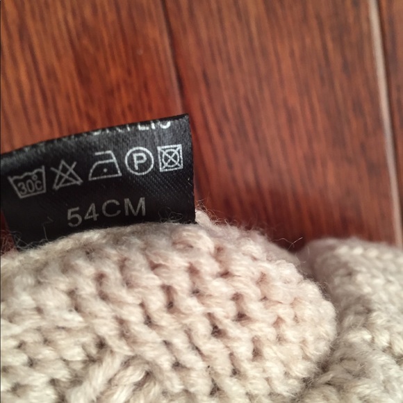 Toddler Knit Winter Hat with Bow & Ball - Picture 3 of 3